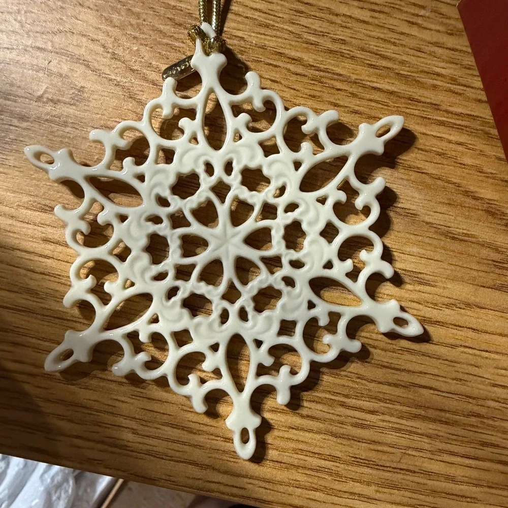 Lenox 2001 Annual Snow Fantasies Snowflake Ornament Ivory China 6119788 USA